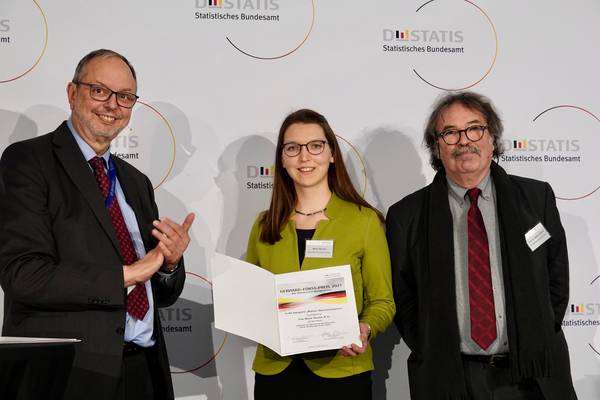 Maria Thurow erhält den Gerhard-Fürst-Preis 2021 aus den Händen von Gerd Thiel und Walter Krämer (@Statistisches Bundesamt (Destatis), 2021)
