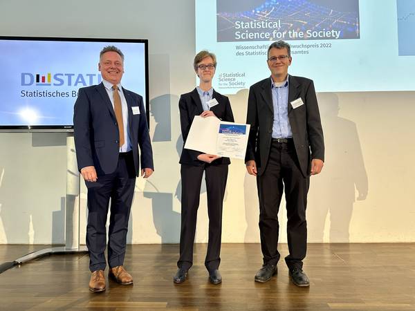 Elena Stäger erhält den Wissenschaftlichen Nachwuchspreis 2022 aus den Händen von Ralf Münnich und Daniel Vorgrimler (@Statistisches Bundesamt (Destatis), 2022)
